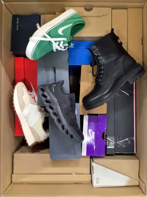 The photo shows a package with footwear in the category CS.