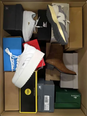 The photo shows a package with footwear in the category CS.