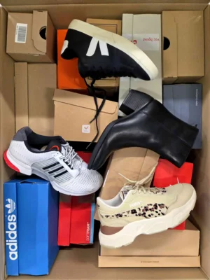 The photo shows a package with footwear in the category CS.