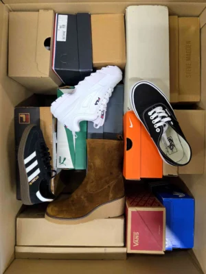 The photo shows a package with footwear in the category CS.