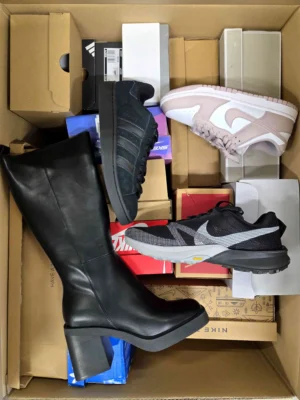 The photo shows a package with footwear in the category CS.