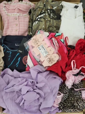 The photo shows a package with clothing in the category SN.