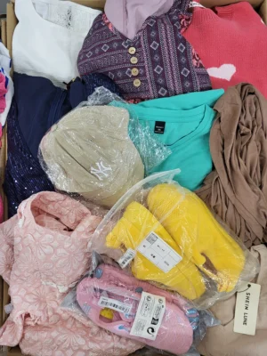 The photo shows a package with clothing in the category SN.