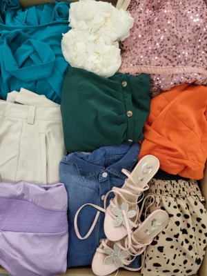 The photo shows a package with clothing in the category SN.