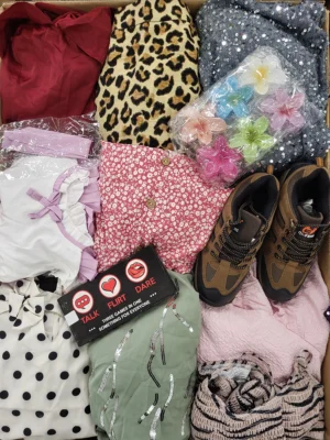 The photo shows a package with clothing in the category SN.