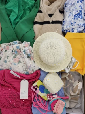 The photo shows a package with clothing in the category SN.