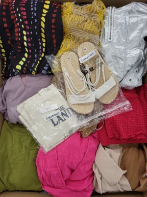 The photo shows a package with clothing in the category SN.