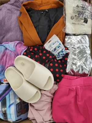 The photo shows a package with clothing in the category SN.