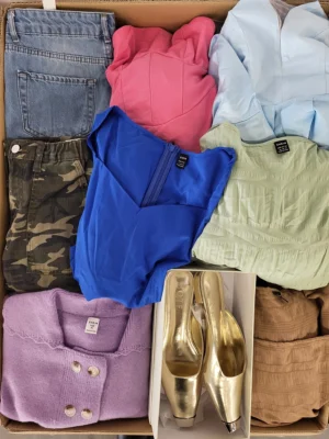 The photo shows a package with clothing in the category SN.