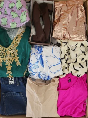 The photo shows a package with clothing in the category SN.