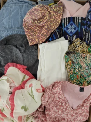 The photo shows a package with clothing in the category SN.