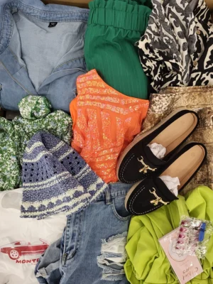 The photo shows a package with clothing in the category SN.