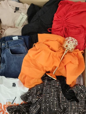 The photo shows a package with clothing in the category SN.