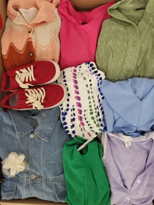 The photo shows a package with clothing in the category SN.