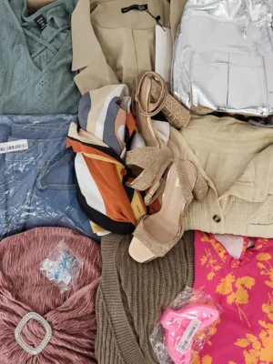 The photo shows a package with clothing in the category SN.
