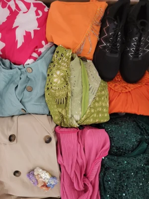 The photo shows a package with clothing in the category SN.