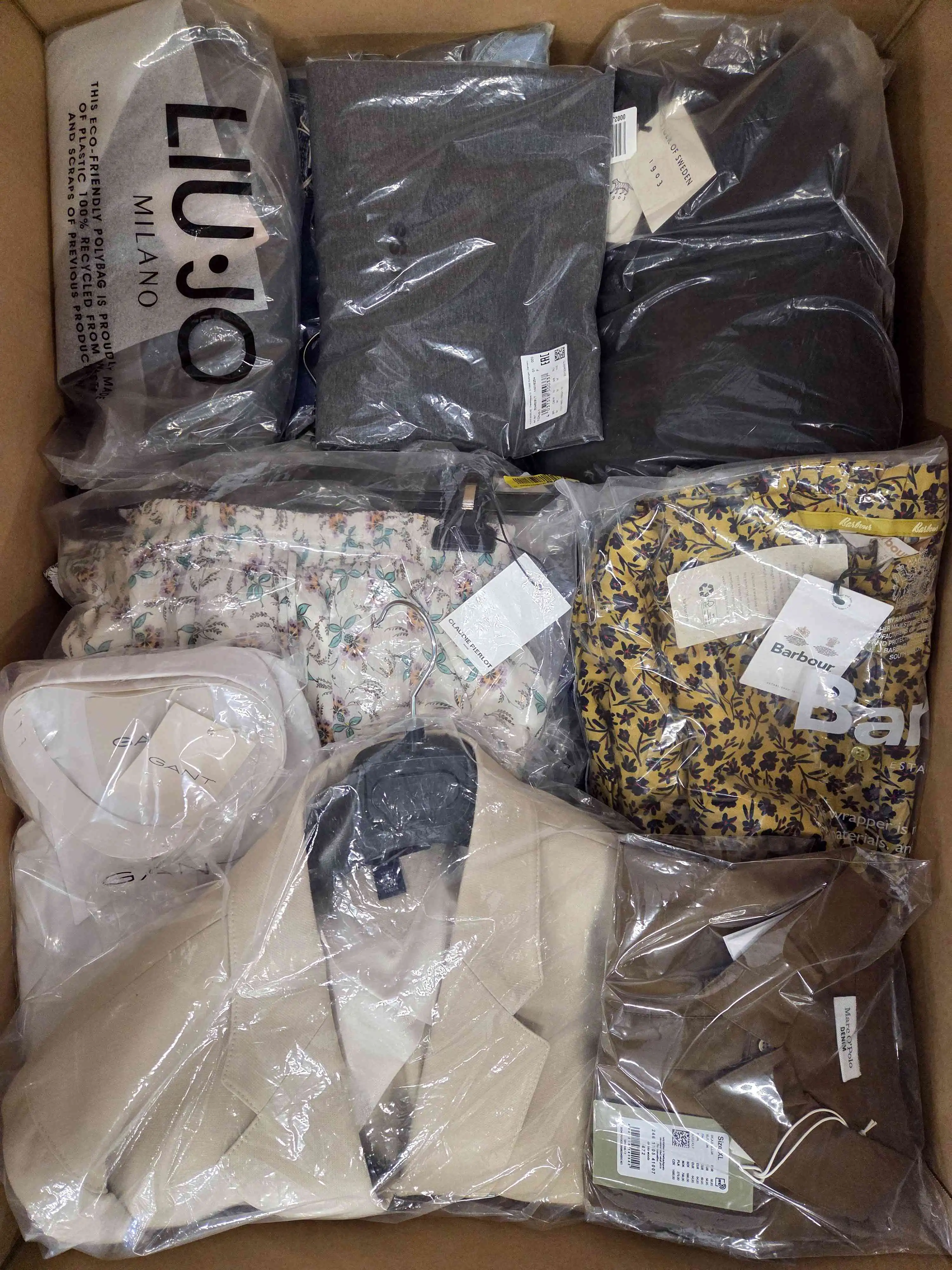 AP817 3 The photo shows a package with clothing in the category AP.