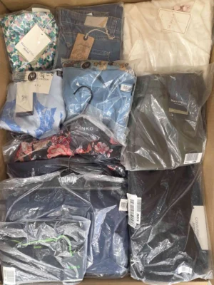 The photo shows a package with clothing in the category AP.