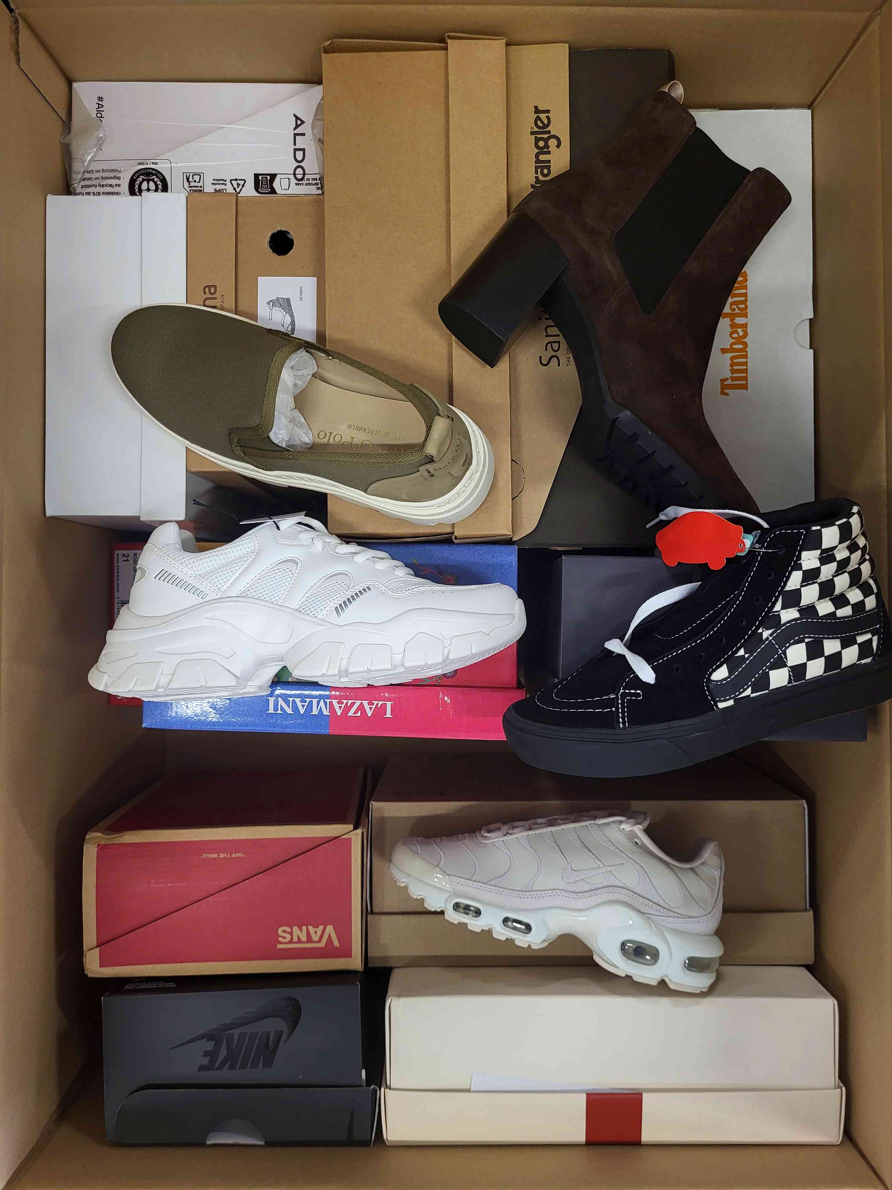 AS837 3 The photo shows a package with footwear in the category AS.