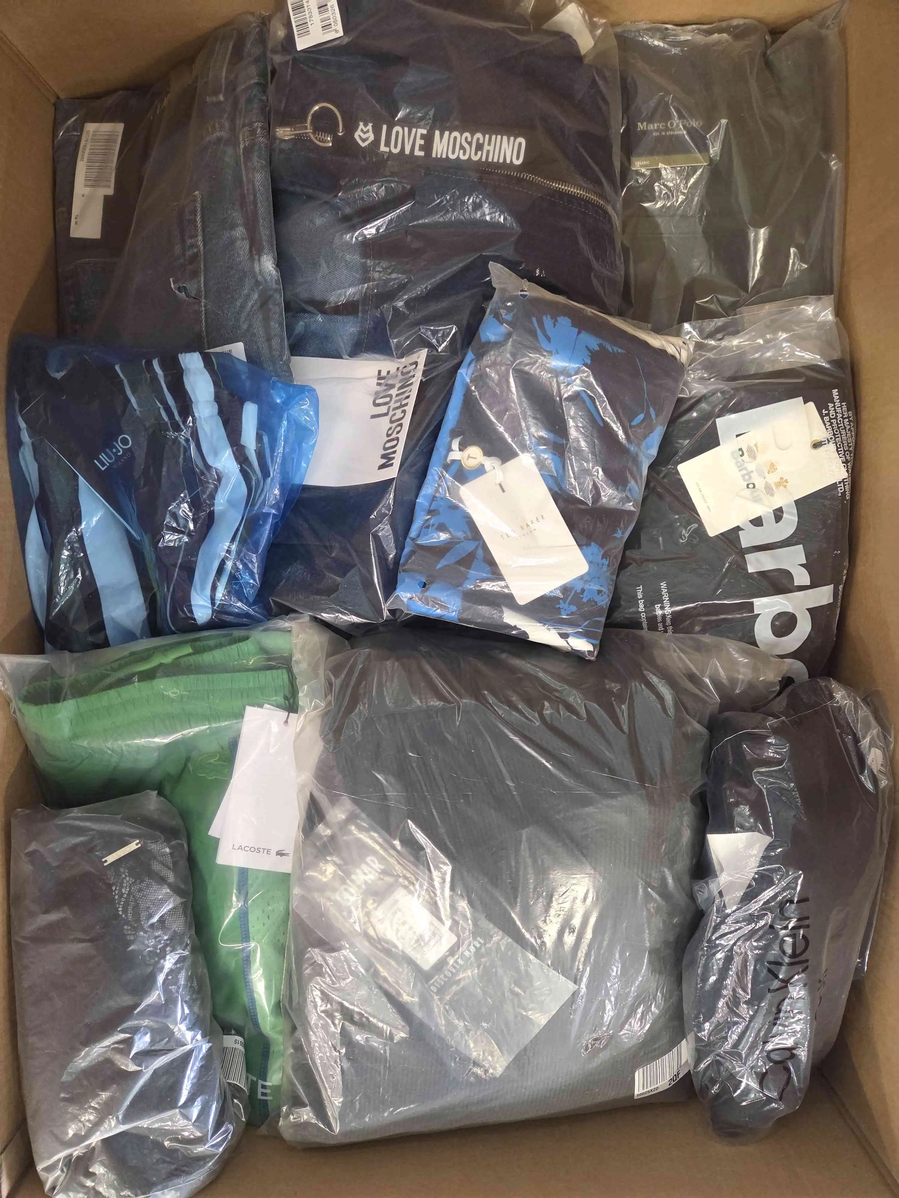 AP841 3 The photo shows a package with clothing in the category AP.