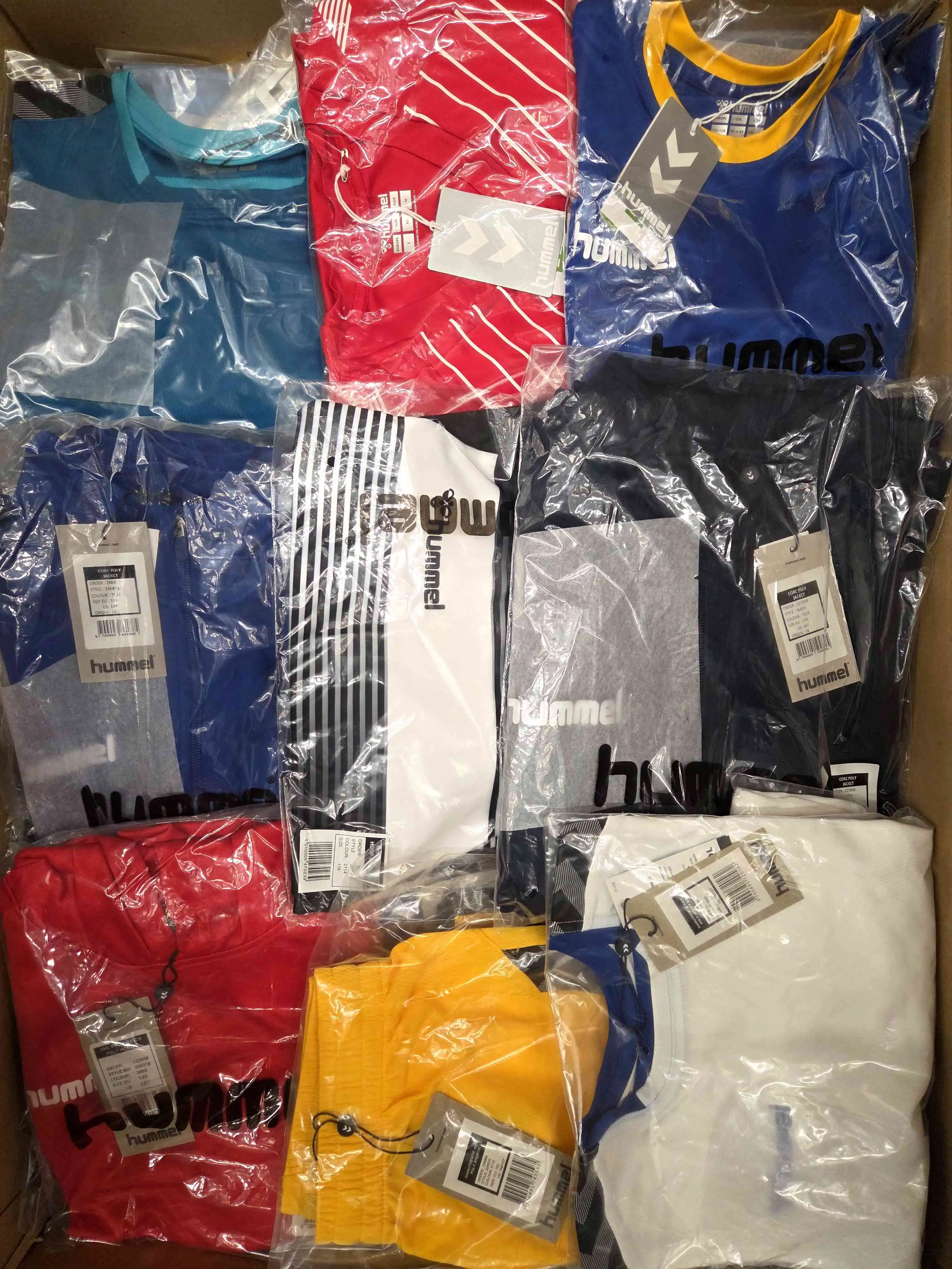 H1031 3 The photo shows a package with clothing in the category H.