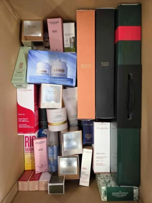 The photo shows a package with clothing in the category B.