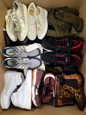 The photo shows a package with footwear in the category SH.