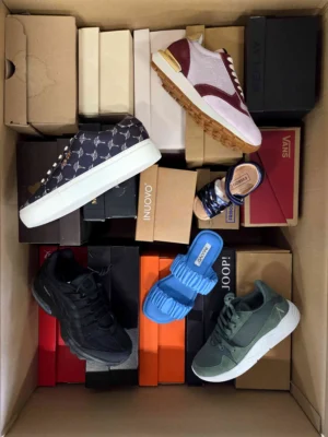 The photo shows a package with footwear in the category AS.