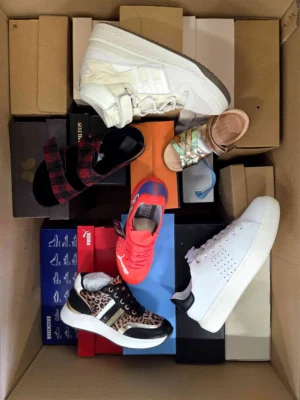 The photo shows a package with footwear in the category AS.