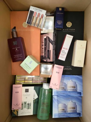 The photo shows a package with clothing in the category B.