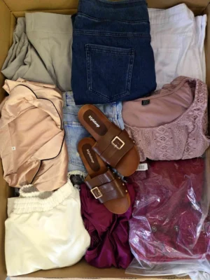 The photo shows a package with clothing in the category BSN.