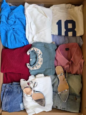 The photo shows a package with clothing in the category BSN.