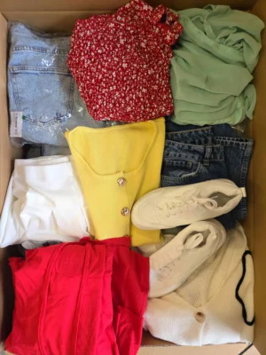 The photo shows a package with clothing in the category BSN.