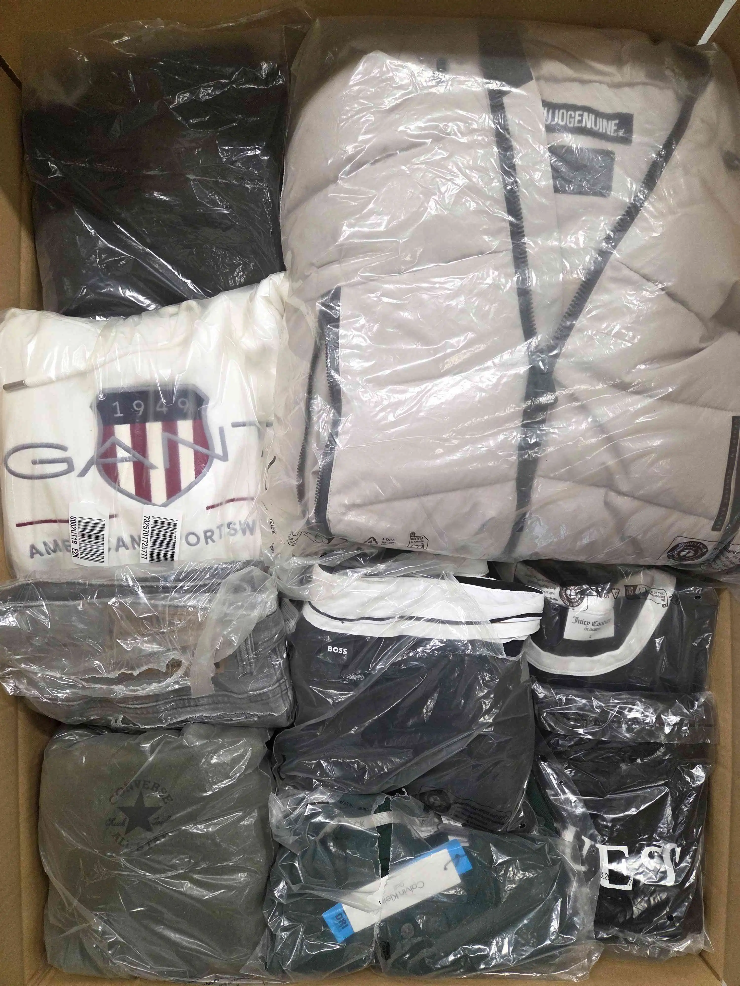 D1445 3 The photo shows a package with clothing in the category D.