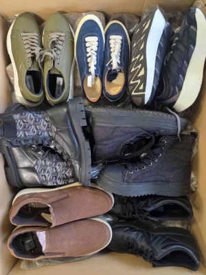 The photo shows a package with footwear in the category CSU.