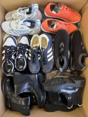 The photo shows a package with footwear in the category CSU.