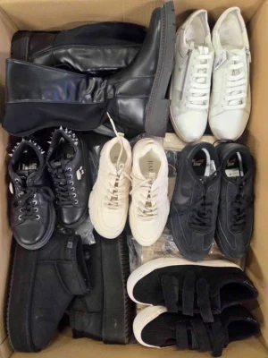 The photo shows a package with footwear in the category CSU.