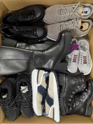 The photo shows a package with footwear in the category CSU.