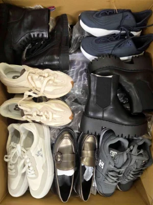 The photo shows a package with footwear in the category CSU.