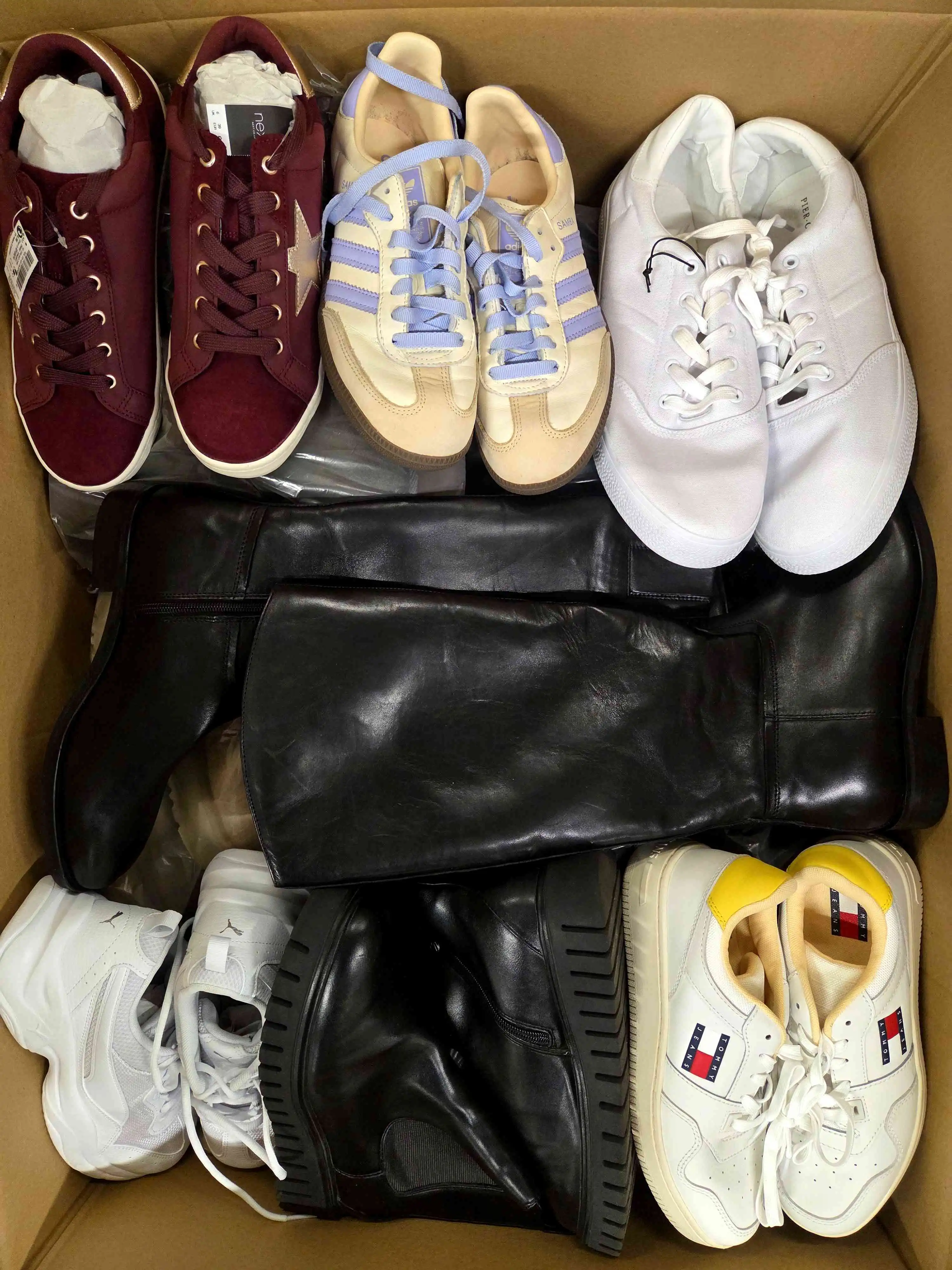 CSU1473 3 The photo shows a package with footwear in the category CSU.
