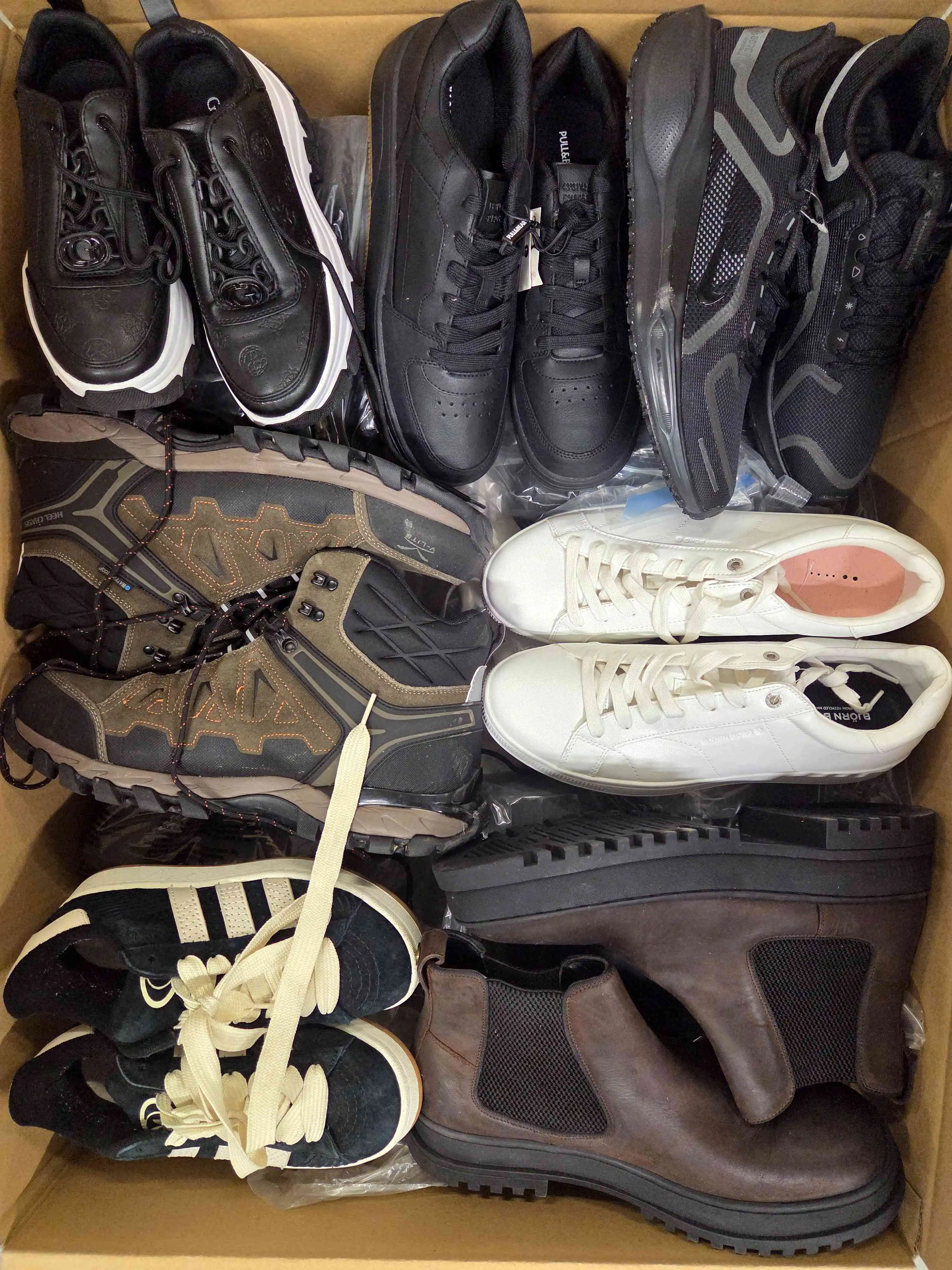 CSU1474 3 The photo shows a package with footwear in the category CSU.