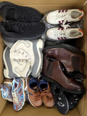The photo shows a package with footwear in the category CSU.