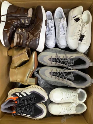 The photo shows a package with footwear in the category CSU.