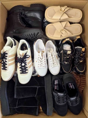 The photo shows a package with footwear in the category CSU.