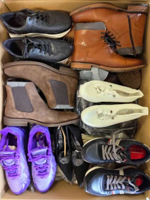 The photo shows a package with footwear in the category CSU.