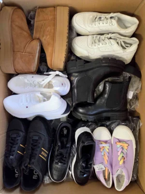 The photo shows a package with footwear in the category CSU.