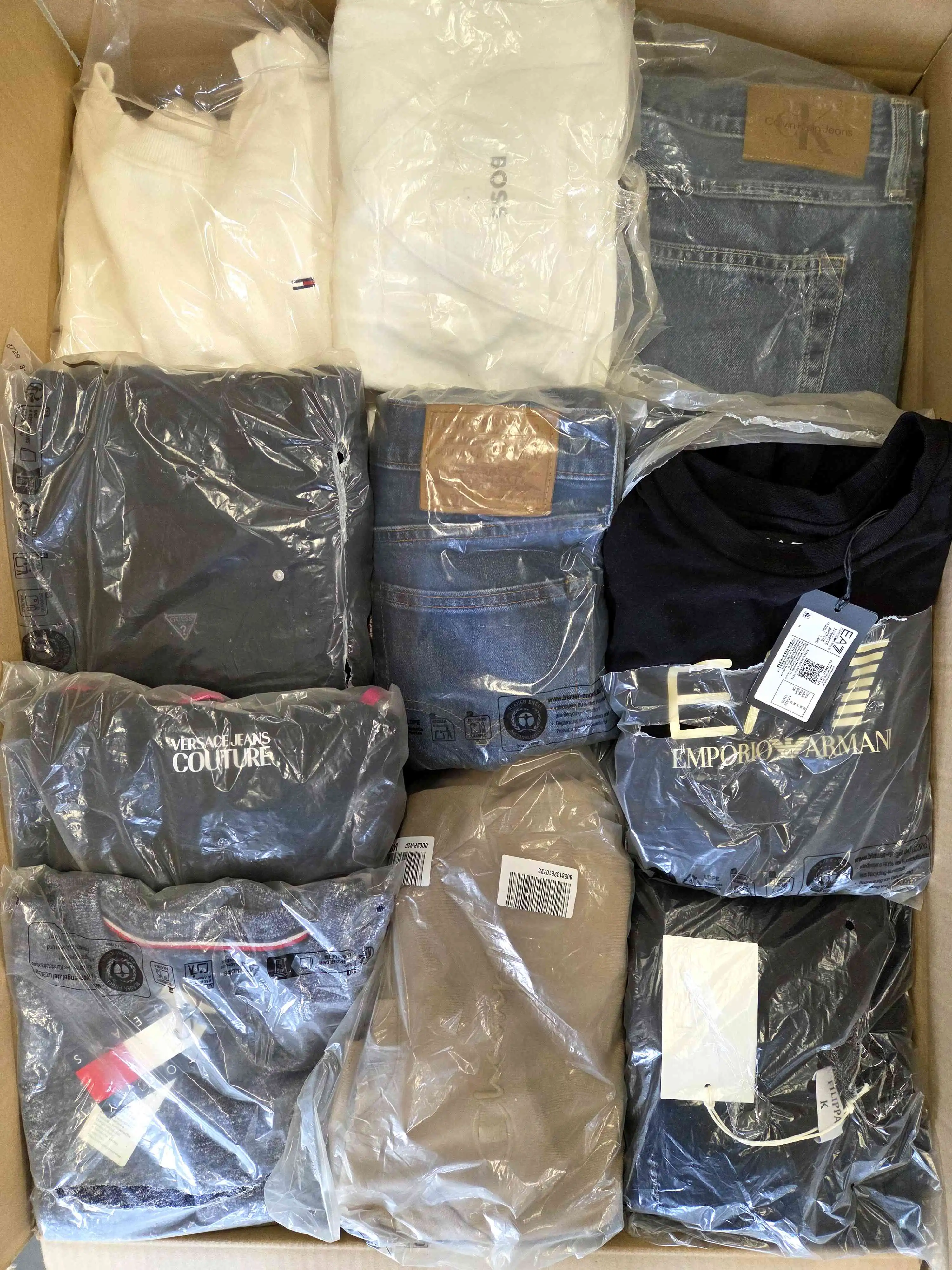 D1508 3 The photo shows a package with clothing in the category D.