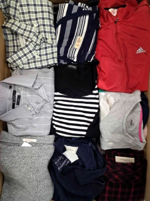 The photo shows a package with clothing in the category U.