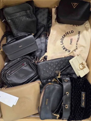 The picture shows a package with accessories in the category HC.