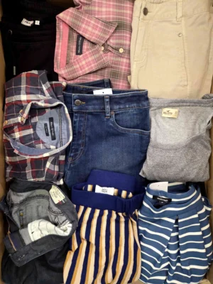 The photo shows a package with clothing in the category U.